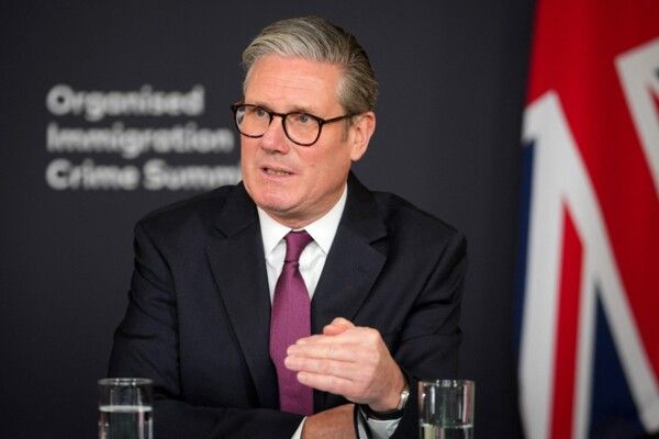 ستارمر دعا المجتمع الدولي إلى التعاون للقضاء على عصابات تهريب البشر لوضع حد للهجرة غير النظامية