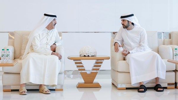 حمدان بن محمد يقدّم واجب العزاء لحاكم أم القيوين في وفاة الشيخة حصة بنت حميد بن عبدالرحمن الشامسي