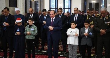 الرئيس السيسى يؤدى صلاة عيد الفطر بمسجد المشير ويكرّم أسر شهداء القوات المسلحة والشرطة.. صور
