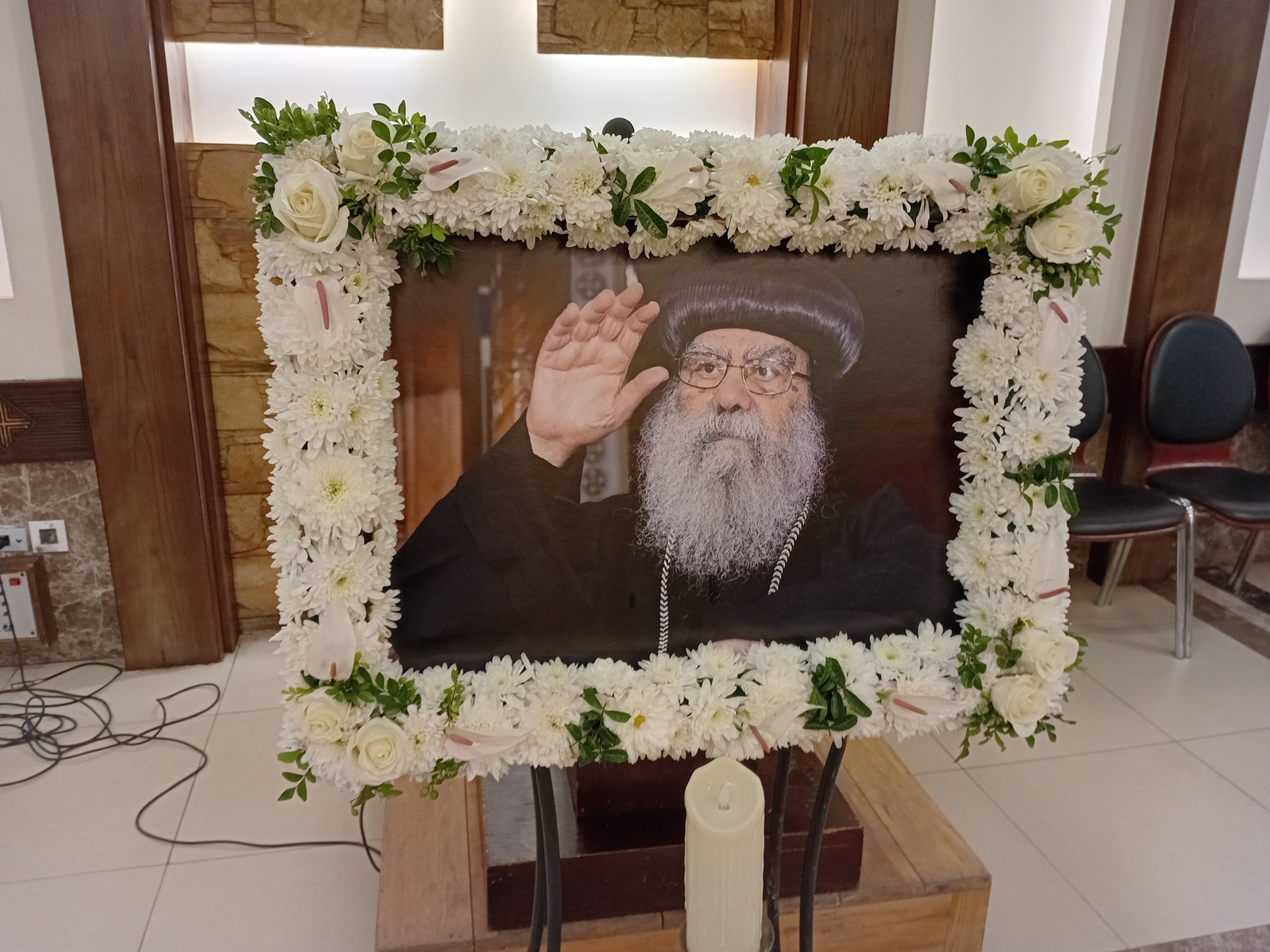 بدء توافد أباء الكنيسة على عزاء الأنبا باخوميوس بمصر الجديدة