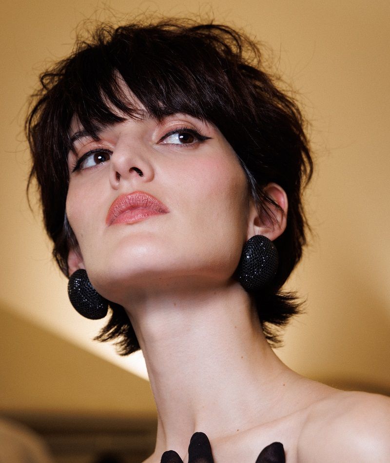 قصات شعر ربيع وصيف 2025 من عروض الأزياء العالمية لإطلالة متجددة