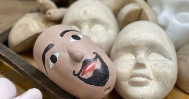 صانع عرائس الماريونيت.. نسج شغفه بخيوط الإبداع.. صور