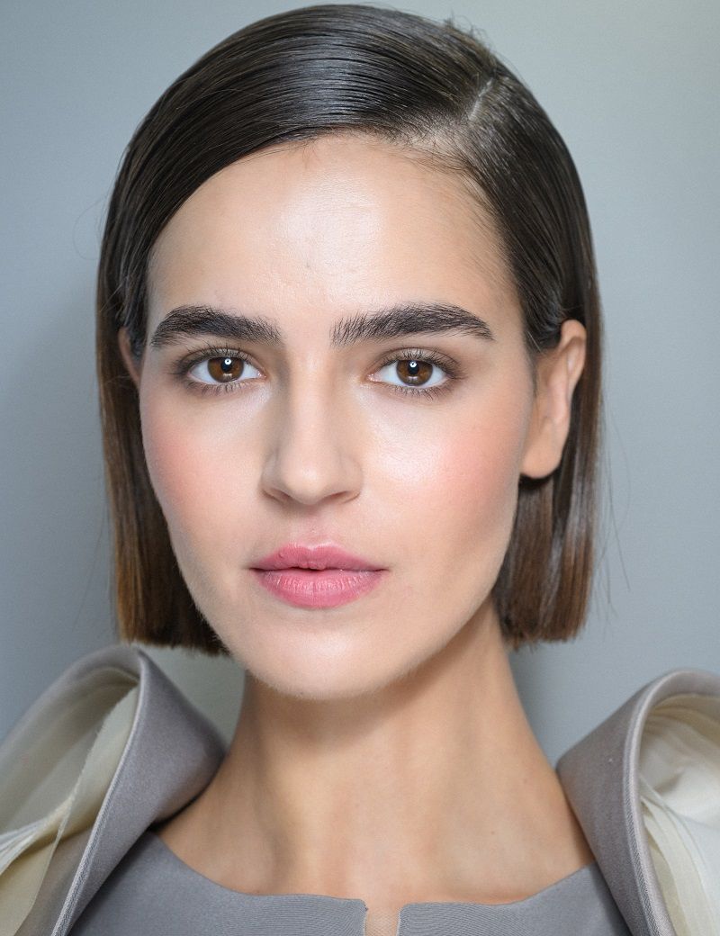 قصات شعر ربيع وصيف 2025 من عروض الأزياء العالمية لإطلالة متجددة