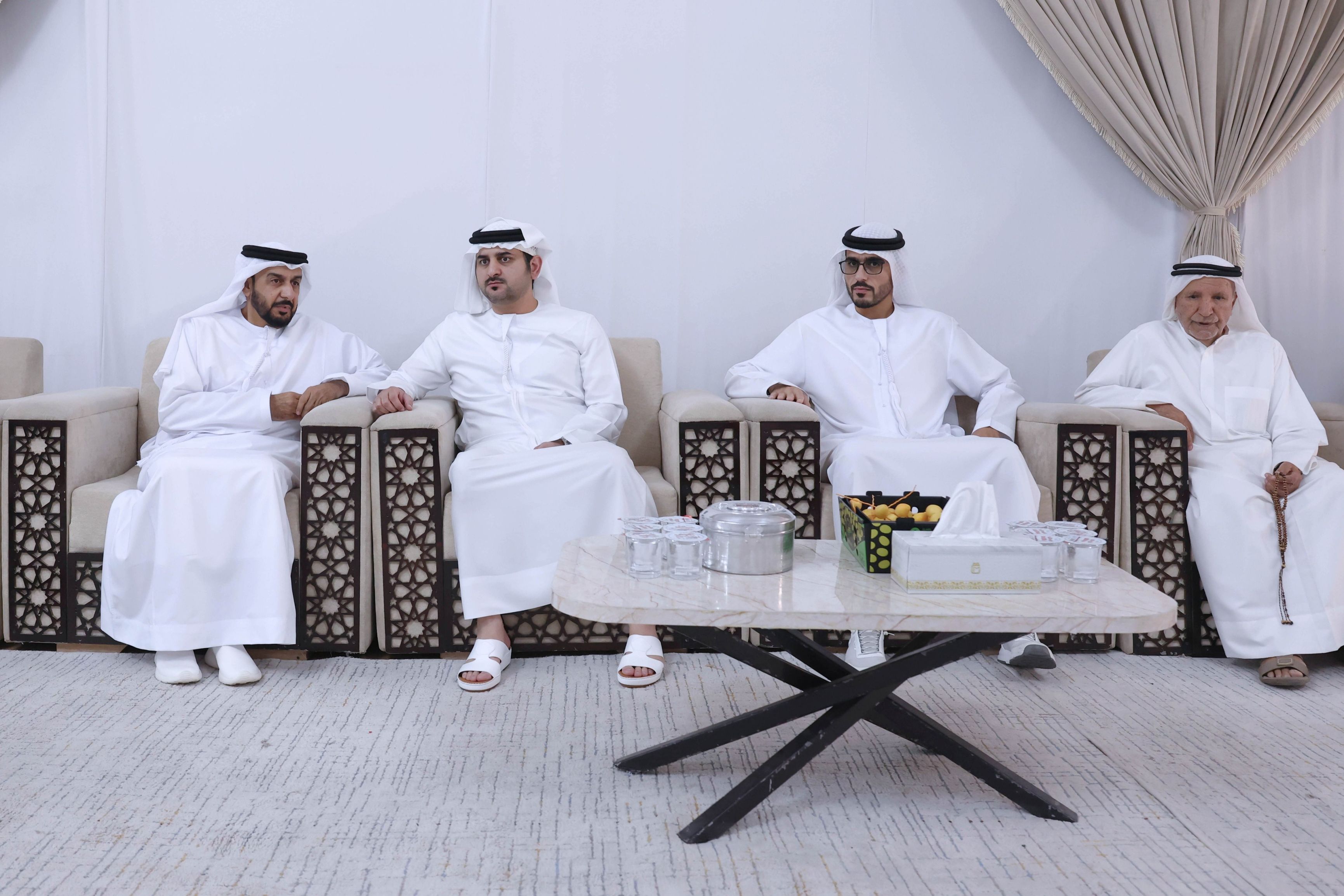 الامارات | مكتوم بن محمد يقدّم واجب العزاء في وفاة عوشه بنت مكتوم