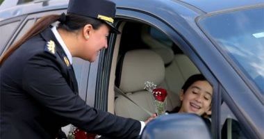 أيدي الأمان.. رجال الشرطة يوزعون الورود فى عيد الفطر (فيديو)