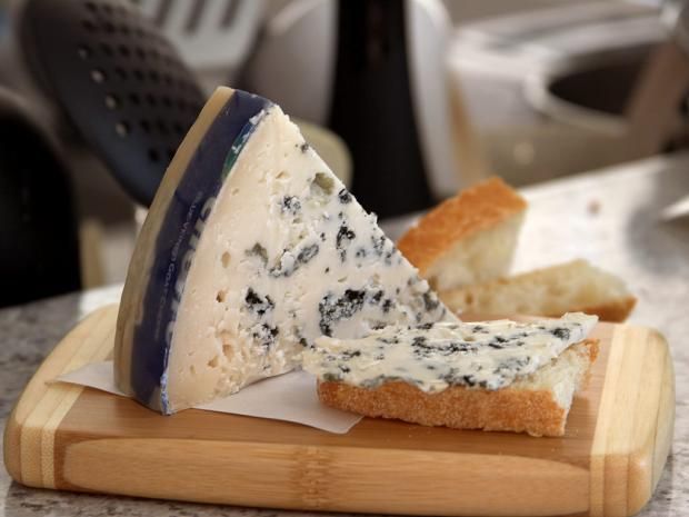 تحذير عالمي من تناول نوع جبن شهير.. أمراض خطيرة تصل للوفاة