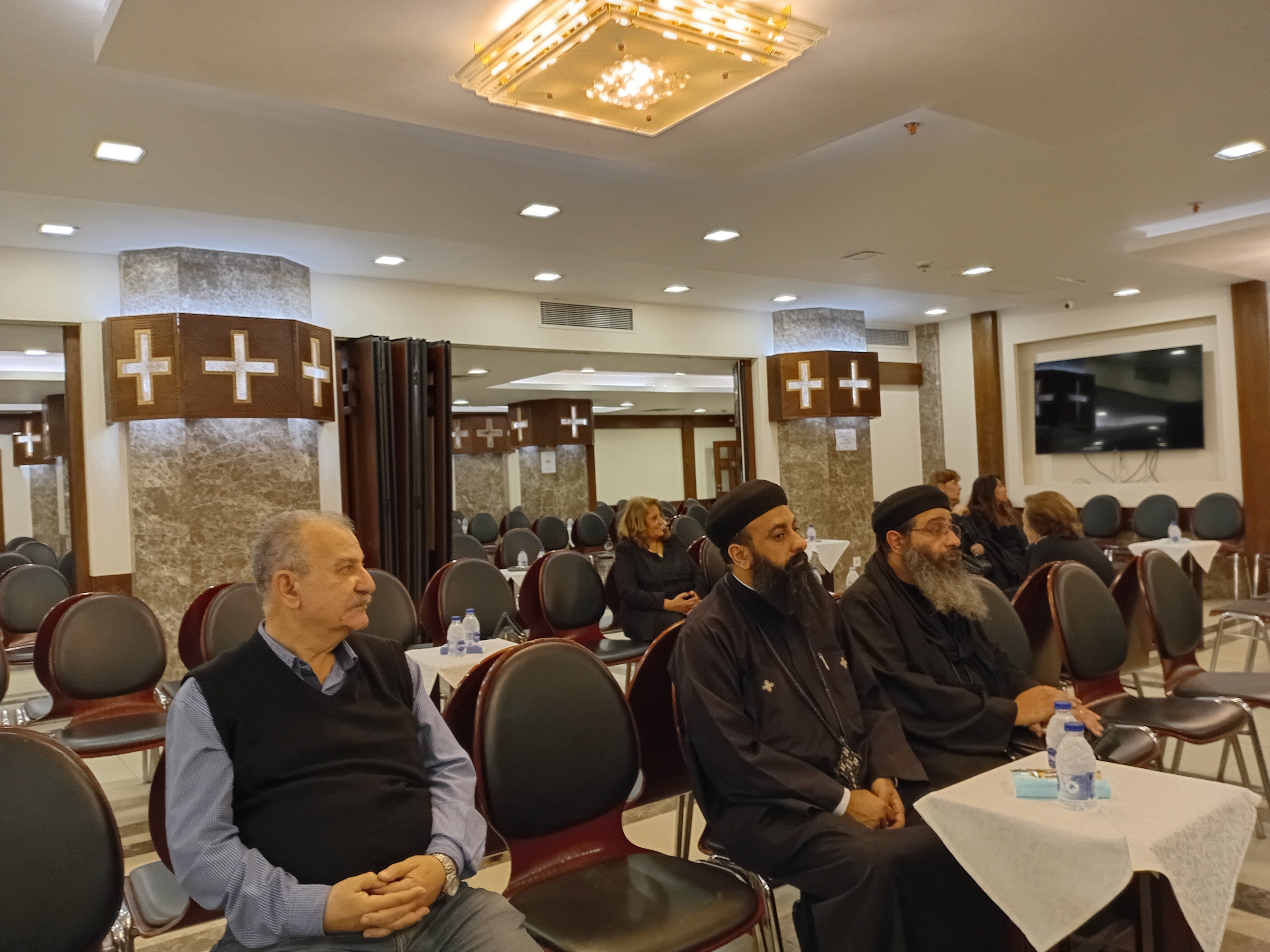 بدء توافد أباء الكنيسة على عزاء الأنبا باخوميوس بمصر الجديدة