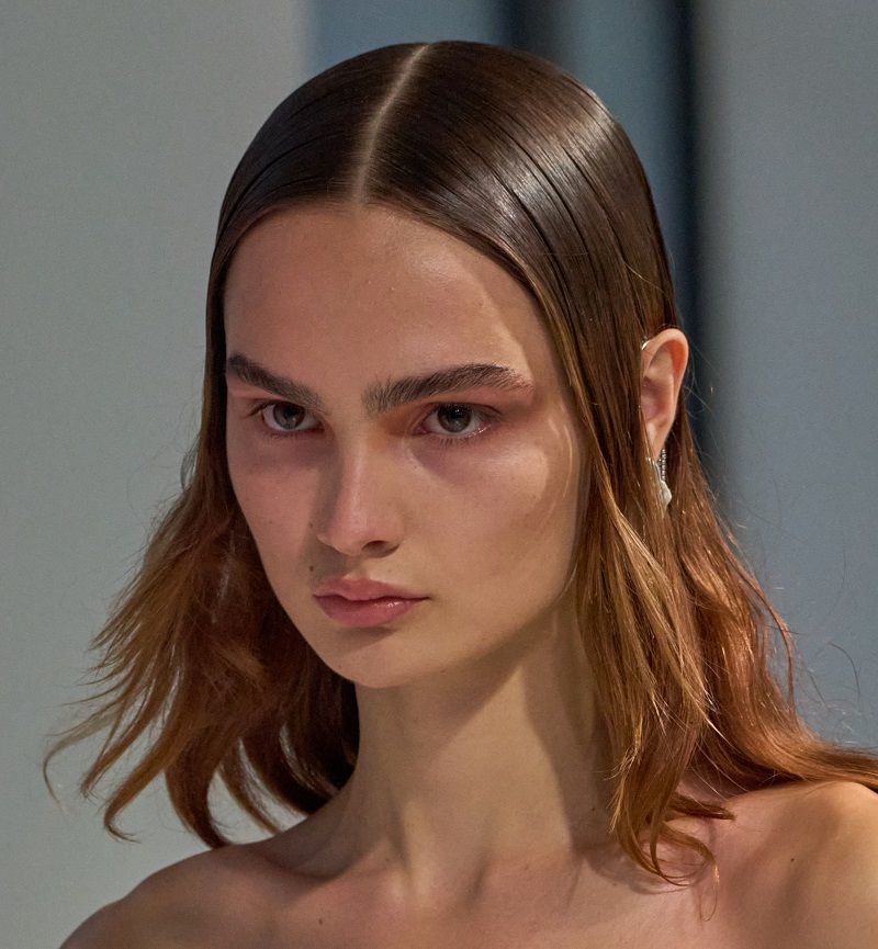 قصات شعر ربيع وصيف 2025 من عروض الأزياء العالمية لإطلالة متجددة