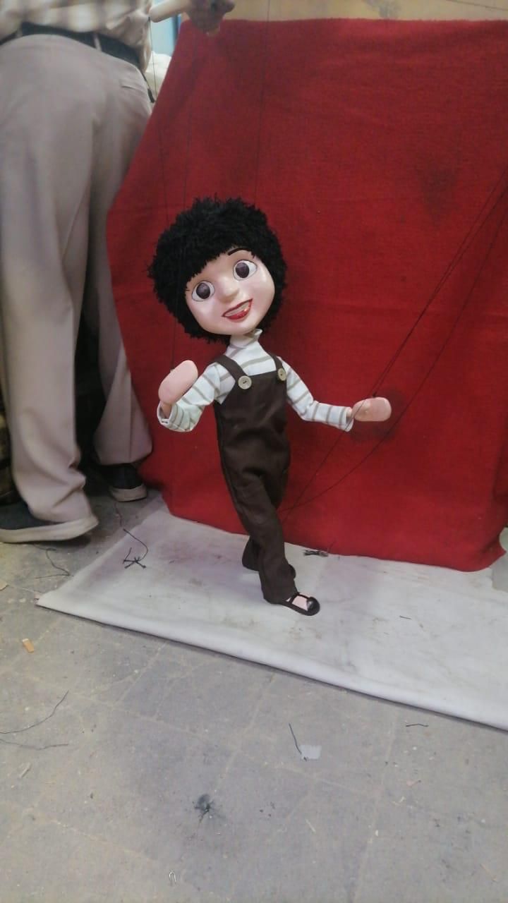 صانع عرائس الماريونيت.. نسج شغفه بخيوط الإبداع.. صور