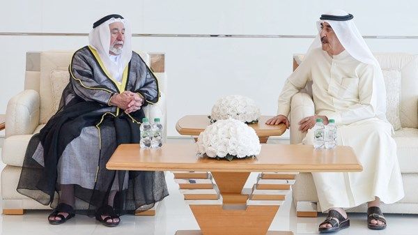حاكم الشارقة يقدم واجب العزاء في وفاة الشيخة حصة بنت حميد الشامسي