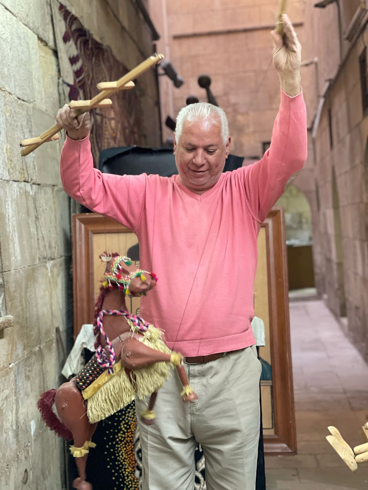 صانع عرائس الماريونيت.. نسج شغفه بخيوط الإبداع.. صور