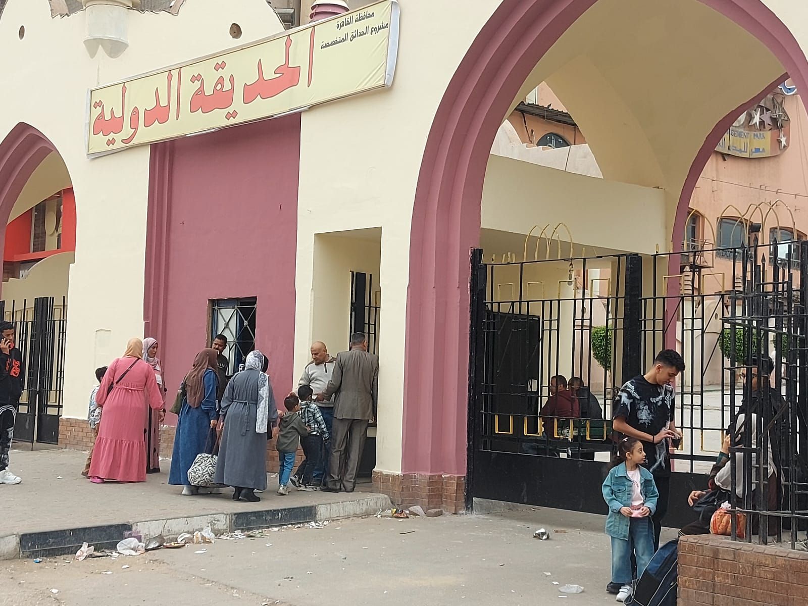 الحديقة الدولية تفتح أبوابها في ثاني أيام عيد الفطر لاستقبال الزوار.. صور