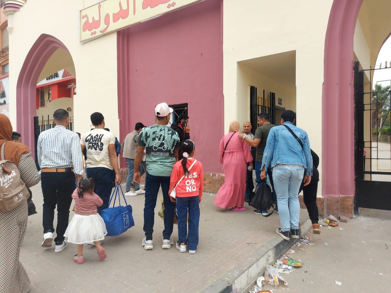 الحديقة الدولية تفتح أبوابها في ثاني أيام عيد الفطر لاستقبال الزوار.. صور
