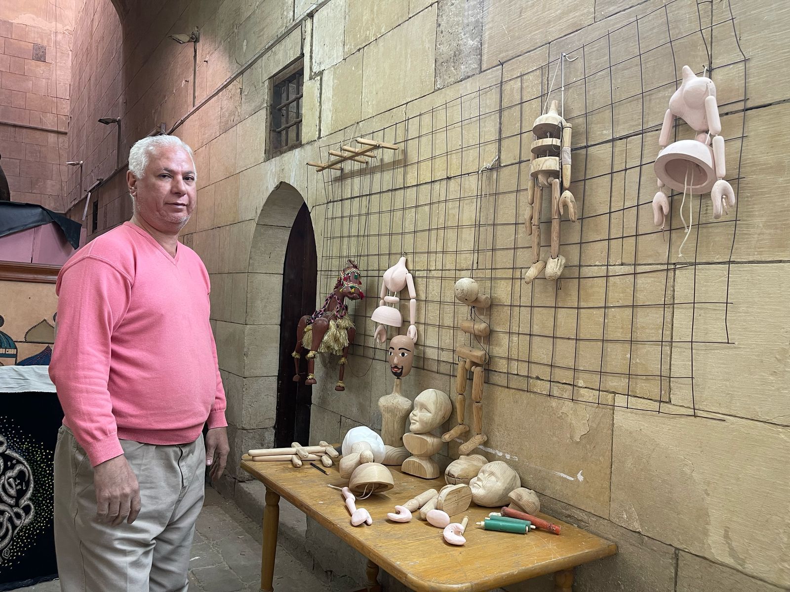 صانع عرائس الماريونيت.. نسج شغفه بخيوط الإبداع.. صور