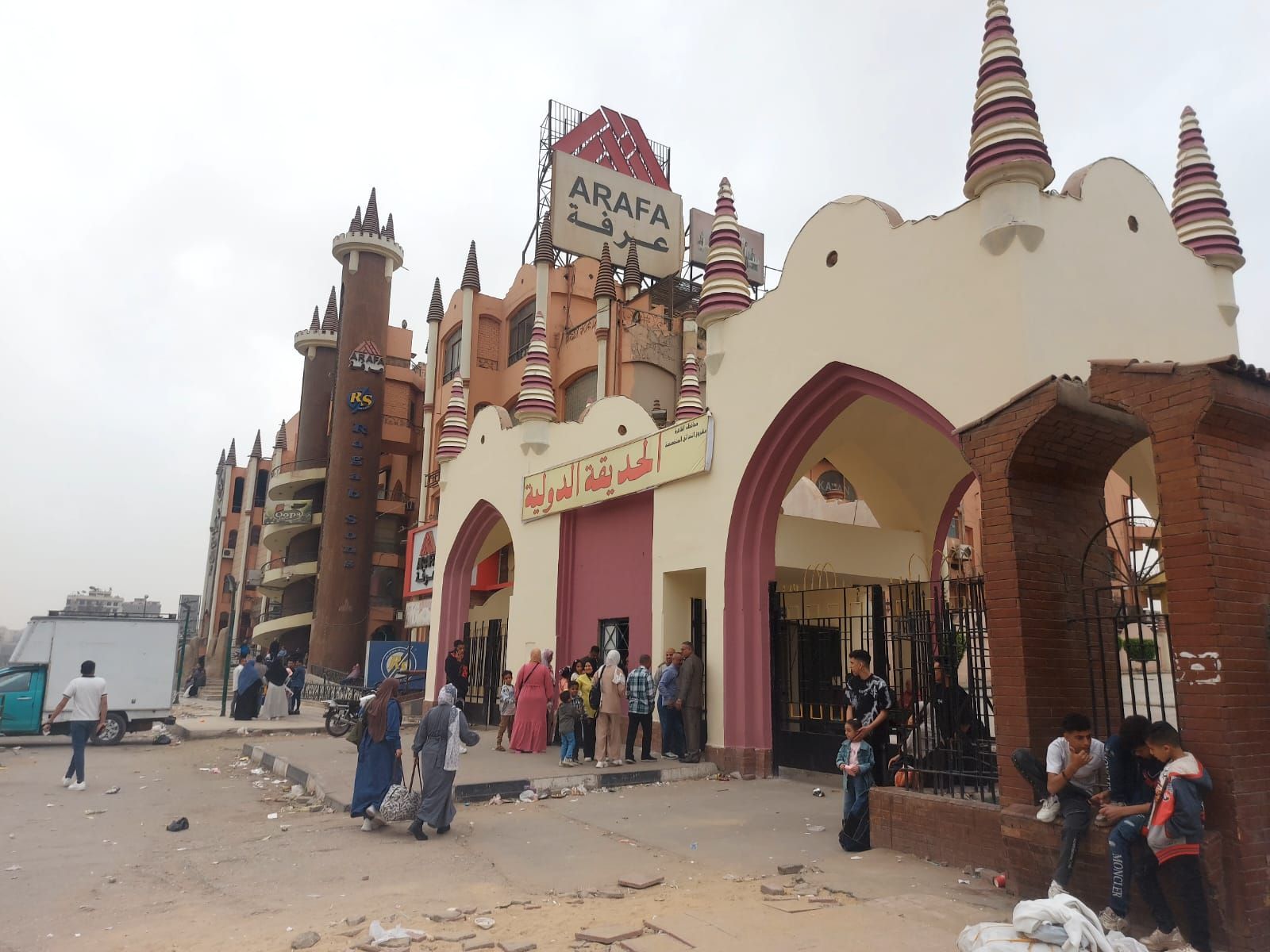 الحديقة الدولية تفتح أبوابها في ثاني أيام عيد الفطر لاستقبال الزوار.. صور