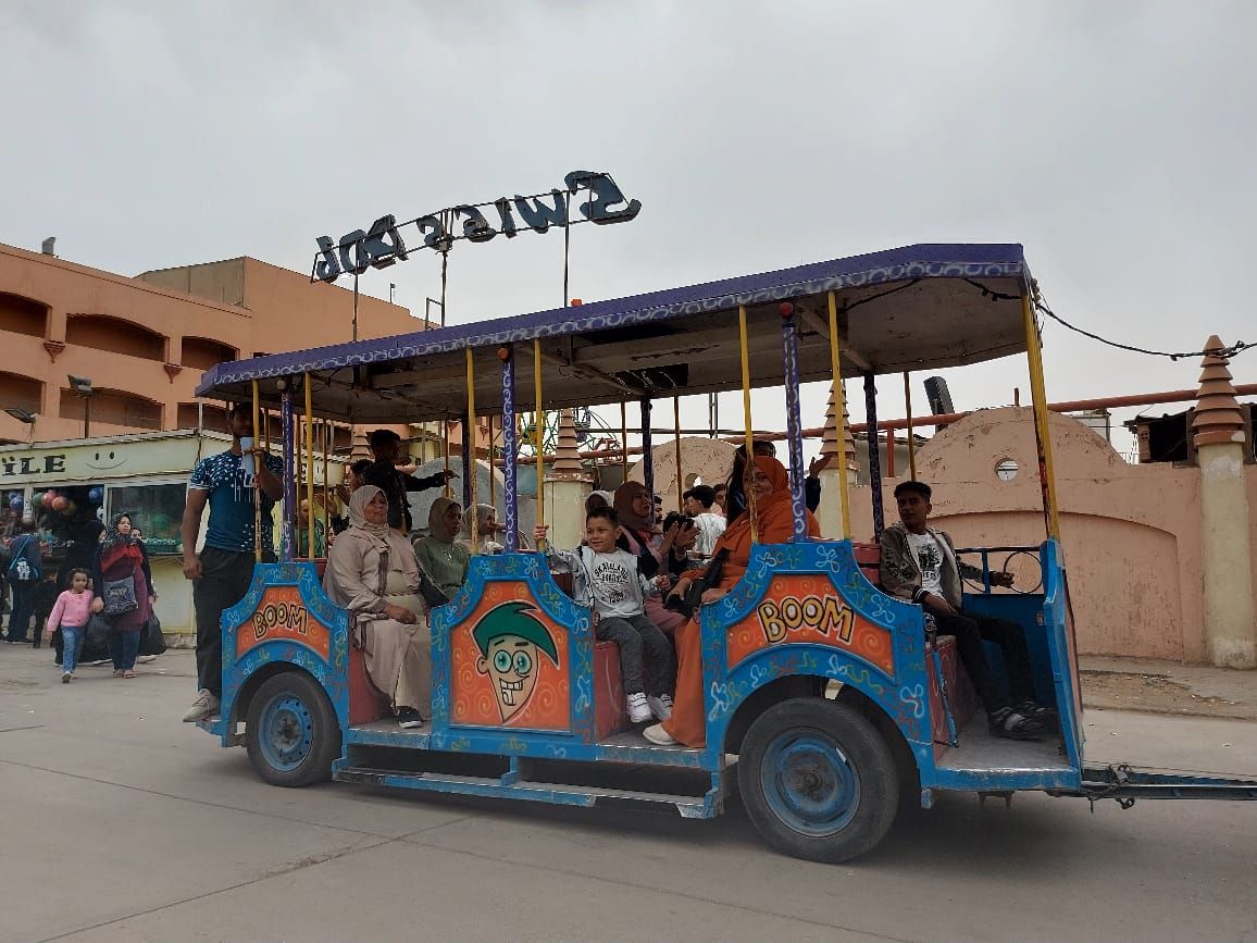 "الطفطف" ينشر البهجة بين زوار الحديقة الدولية فى ثانى أيام العيد.. صور