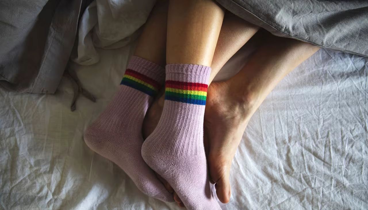 الجوارب والنوم..هل من الأفضل خلعها أم الإبقاء عليها خلال الليل