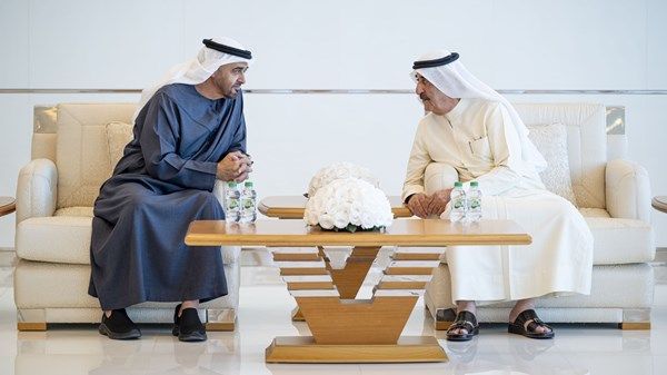 رئيس الدولة يقدم واجب العزاء إلى حاكم أم القيوين في وفاة والدته