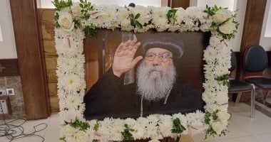 بدء توافد أباء الكنيسة على عزاء الأنبا باخوميوس بمصر الجديدة