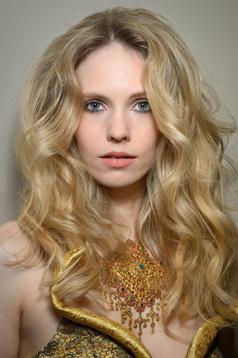 قصات شعر ربيع وصيف 2025 من عروض الأزياء العالمية لإطلالة متجددة