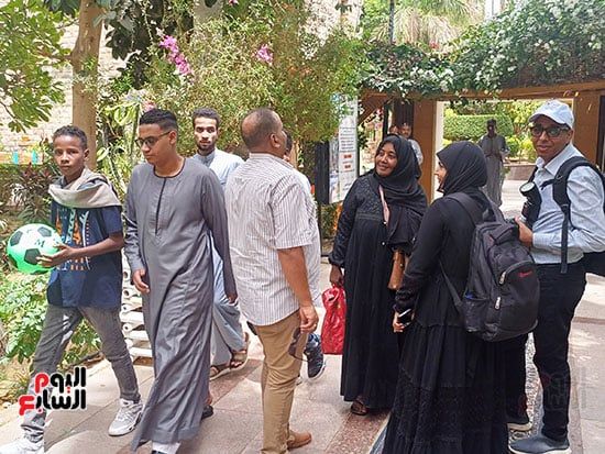 مصريون وأجانب.. تكدس جماهيرى داخل الحديقة النباتية النادرة بأسوان.. صور