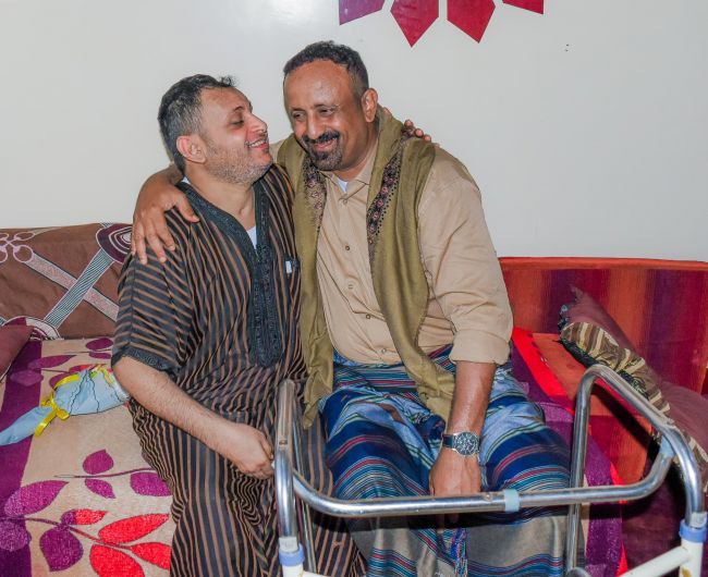 خلال زيارته العيدية..الوكيل علوي النوبة يتفقد الجرحى والمقعدين بمنازلهم في عدن