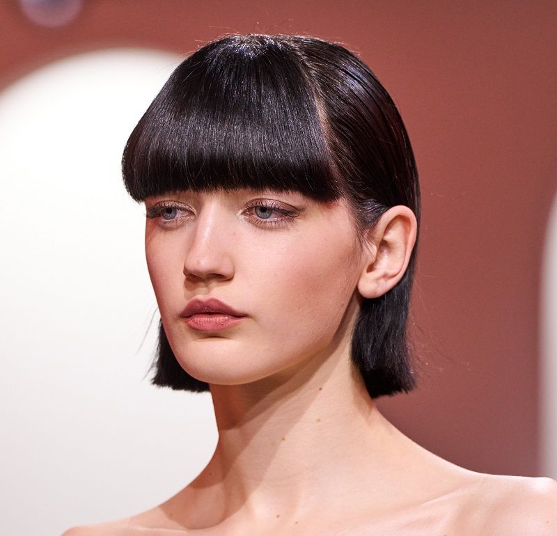 قصات شعر ربيع وصيف 2025 من عروض الأزياء العالمية لإطلالة متجددة