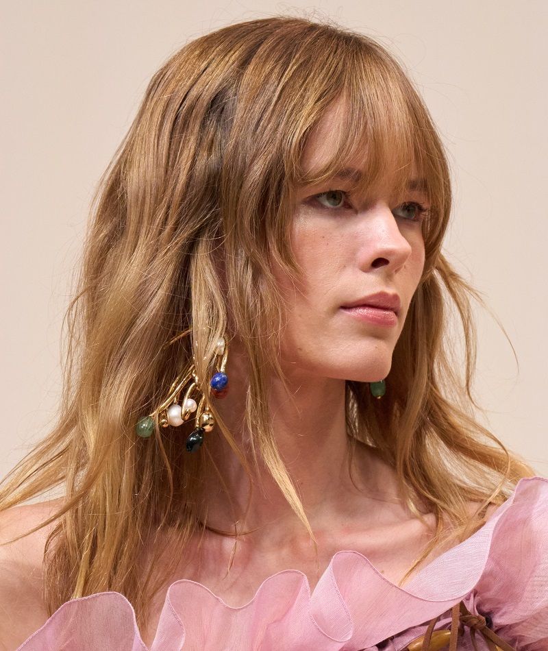 قصات شعر ربيع وصيف 2025 من عروض الأزياء العالمية لإطلالة متجددة