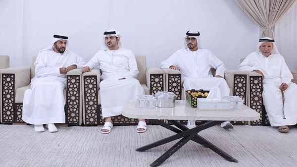 مكتوم بن محمد يقدّم واجب العزاء في وفاة عوشة بنت مكتوم