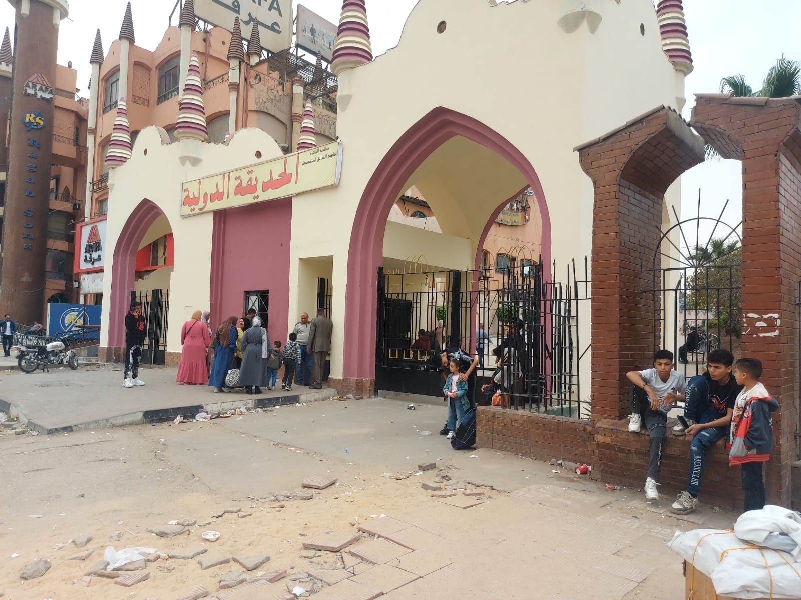 الحديقة الدولية تفتح أبوابها في ثاني أيام عيد الفطر لاستقبال الزوار.. صور