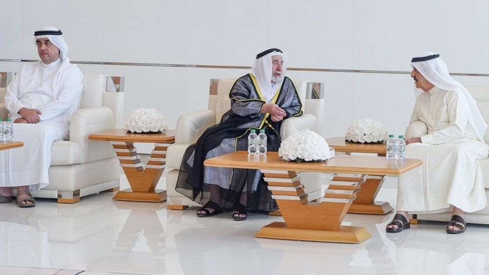 حاكم الشارقة يقدم واجب العزاء في وفاة الشيخة حصة بنت حميد الشامسي