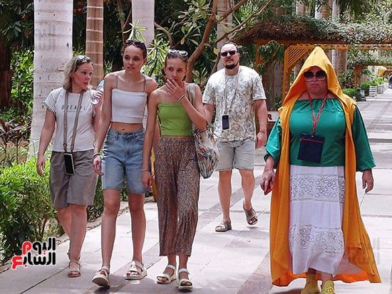 مصريون وأجانب.. تكدس جماهيرى داخل الحديقة النباتية النادرة بأسوان.. صور