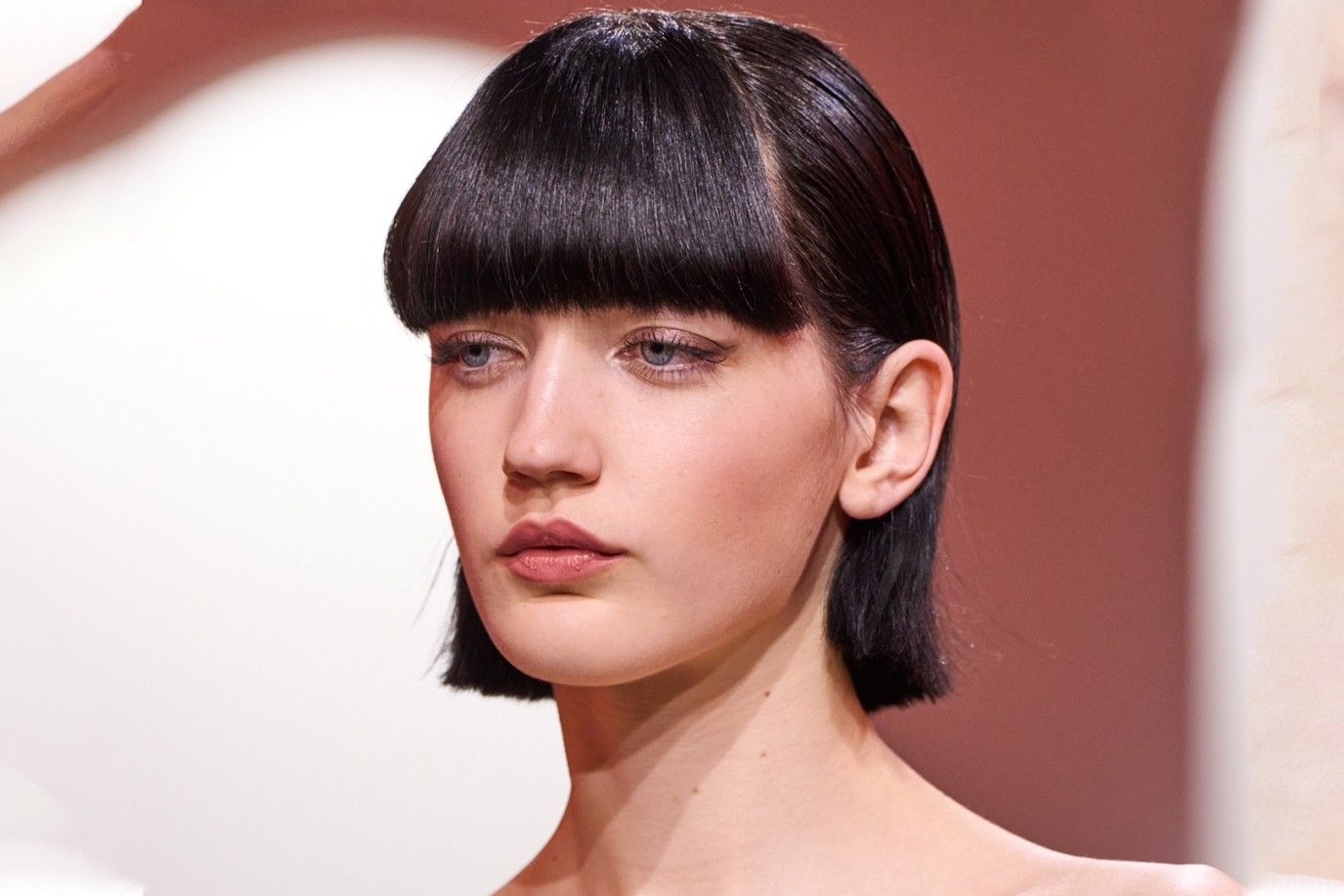 قصات شعر ربيع وصيف 2025 من عروض الأزياء العالمية لإطلالة متجددة