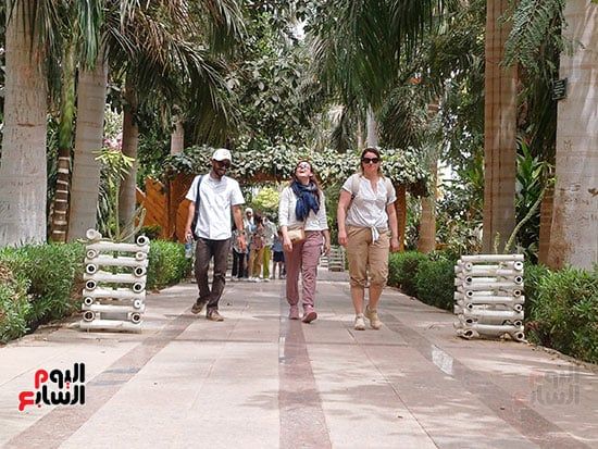 مصريون وأجانب.. تكدس جماهيرى داخل الحديقة النباتية النادرة بأسوان.. صور