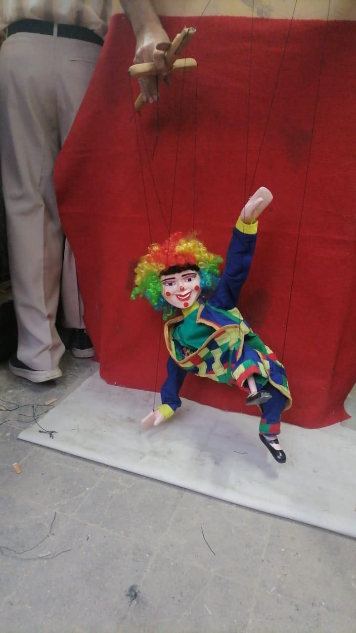 صانع عرائس الماريونيت.. نسج شغفه بخيوط الإبداع.. صور