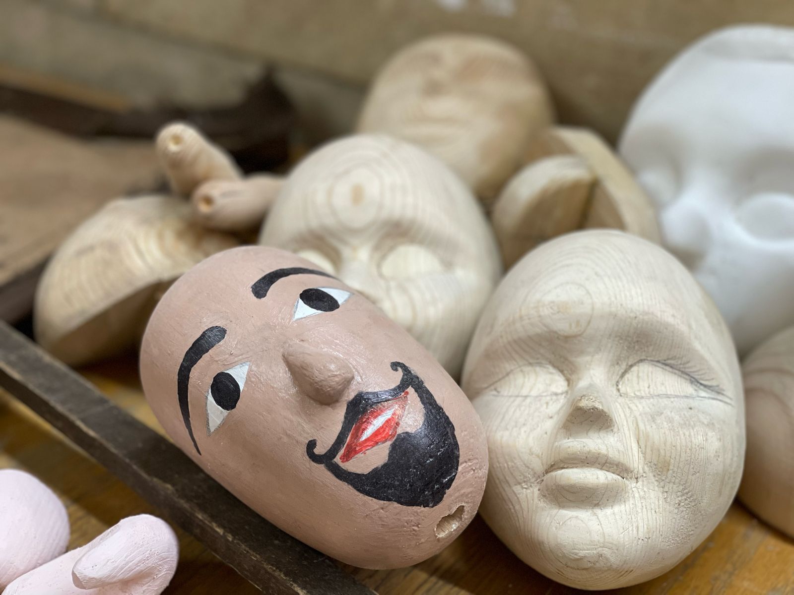 صانع عرائس الماريونيت.. نسج شغفه بخيوط الإبداع.. صور