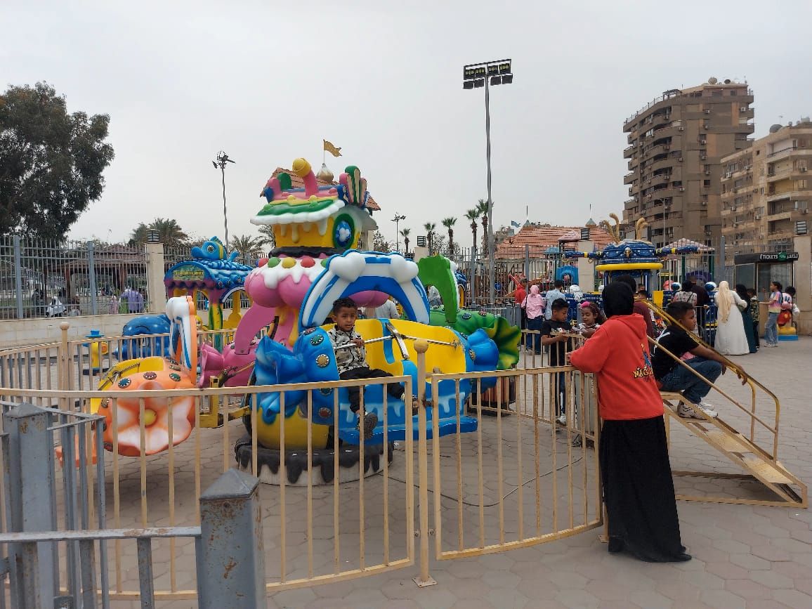 أجواء الفرحة.. ملاهى الحديقة الدولية تجذب العائلات فى ثانى أيام عيد الفطر