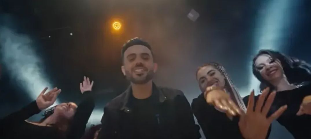 شاهد بالفيديو ... لماذا أثارت أغنية عمار العزكي غضب النشطاء؟ "رقص وملابس تراثية"