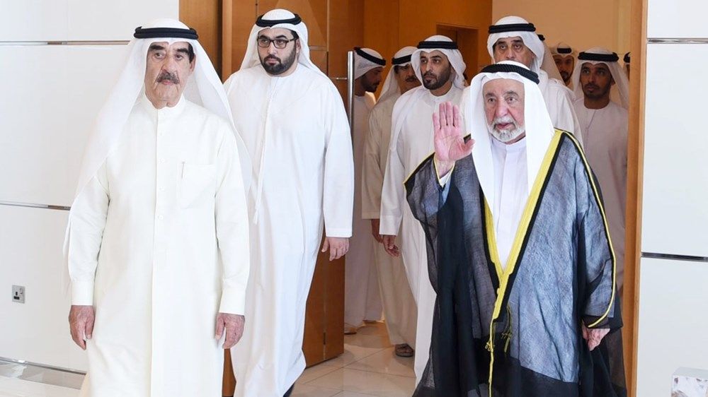 حاكم الشارقة يقدم واجب العزاء في وفاة الشيخة حصة بنت حميد الشامسي