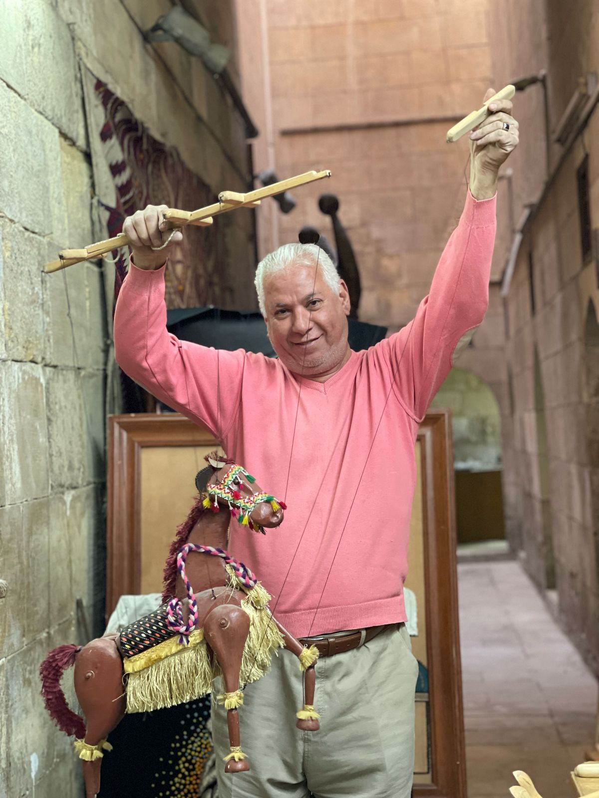 صانع عرائس الماريونيت.. نسج شغفه بخيوط الإبداع.. صور