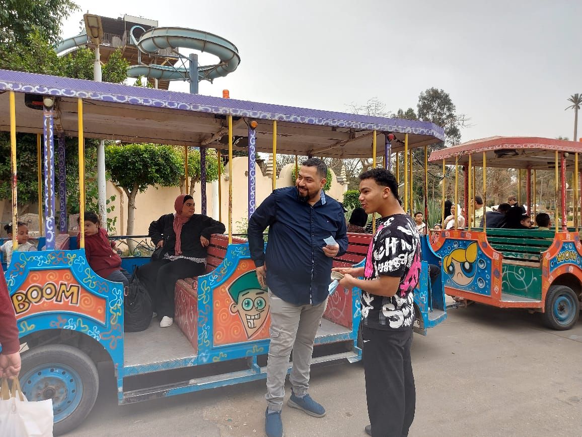 "الطفطف" ينشر البهجة بين زوار الحديقة الدولية فى ثانى أيام العيد.. صور