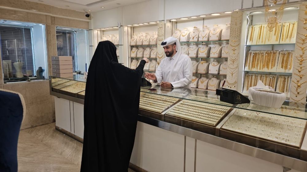 صور| ارتفاع عالمي تاريخي في أسعار الذهب.. وإقبال على شراء السبح والمرامي