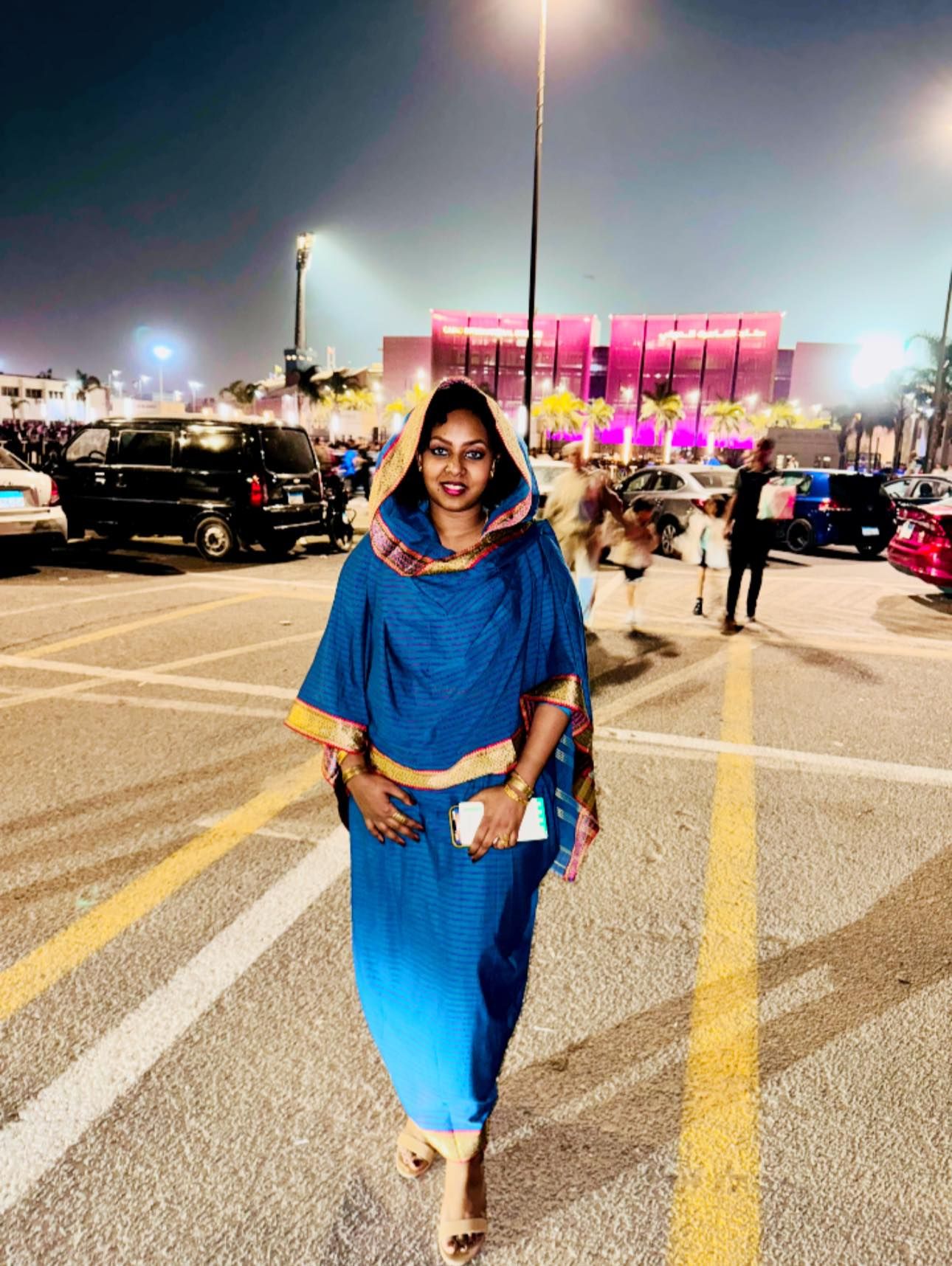 شاهد بالصور.. مذيعة سودانية حسناء تساند وتشجع الهلال أمام الأهلي المصري من داخل إستاد القاهرة