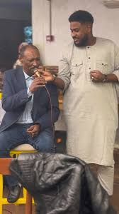 شاهد بالصورة والفيديو.. نجل الفنان ياسر تمتام يغني مع والده في إحدى الحفلات بالقاهرة ويسحب البساط منه والجمهور: (إبن الوز عوام)