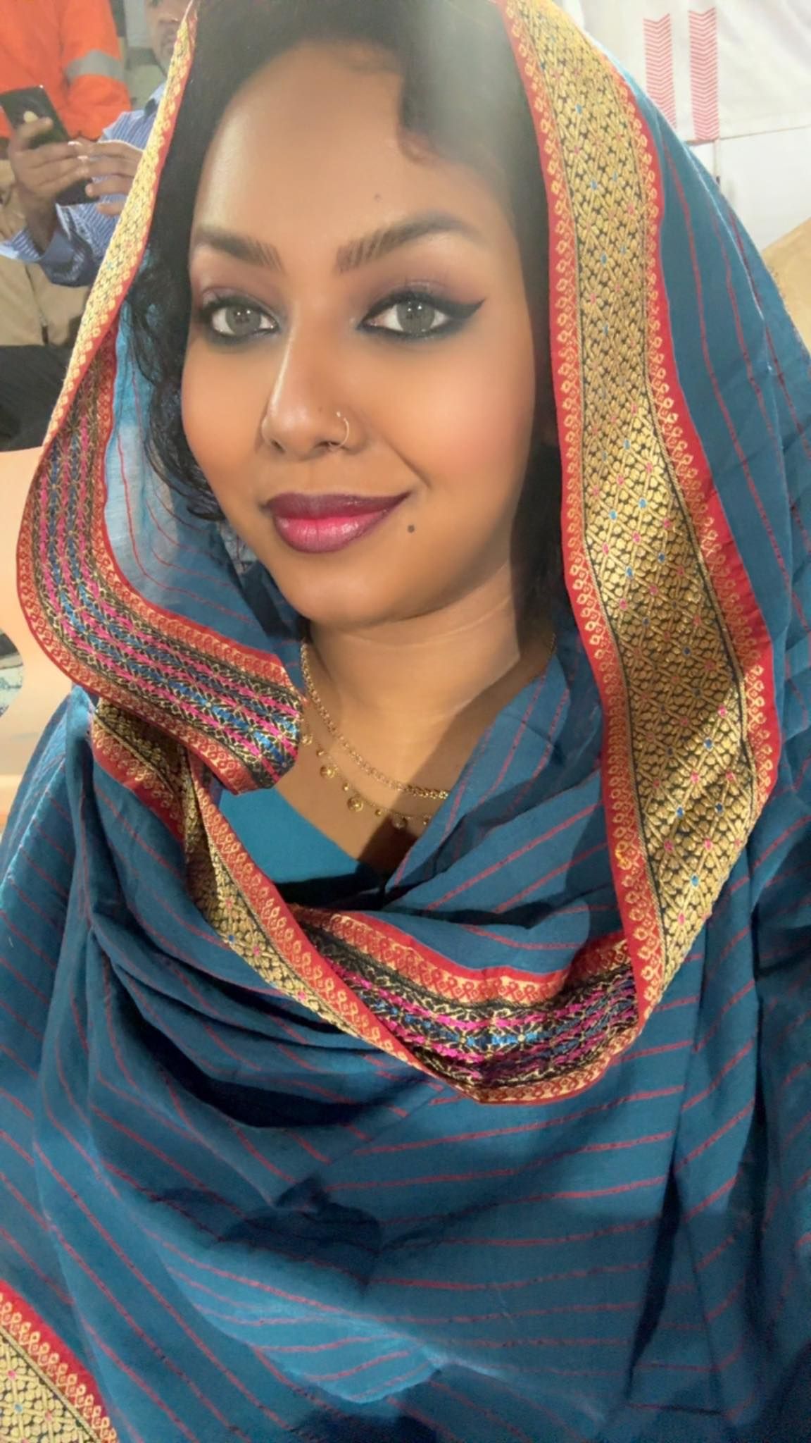 شاهد بالصور.. مذيعة سودانية حسناء تساند وتشجع الهلال أمام الأهلي المصري من داخل إستاد القاهرة