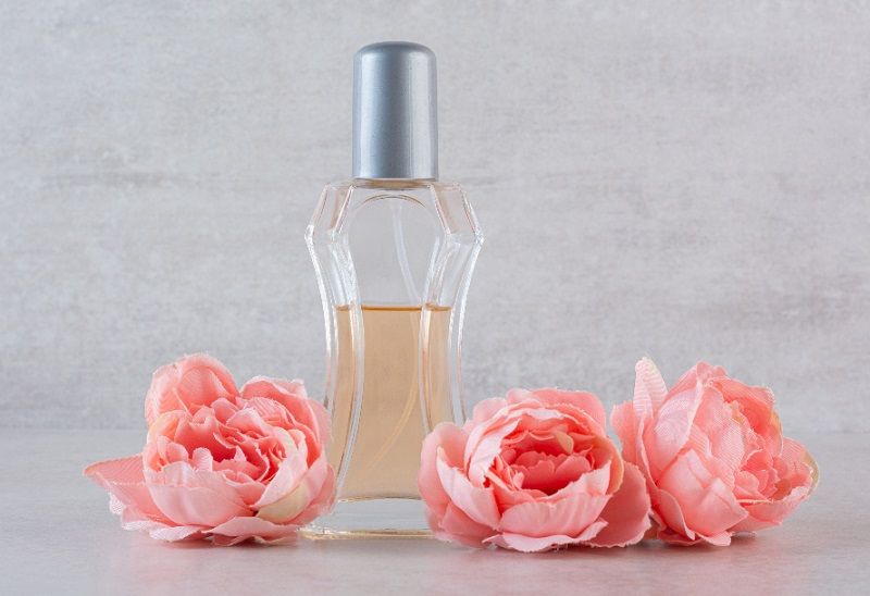 دليلكِ لإطلالة منعشة ومتألقة في ربيع وصيف 2025: صيحات جمالية لا تفوتيها