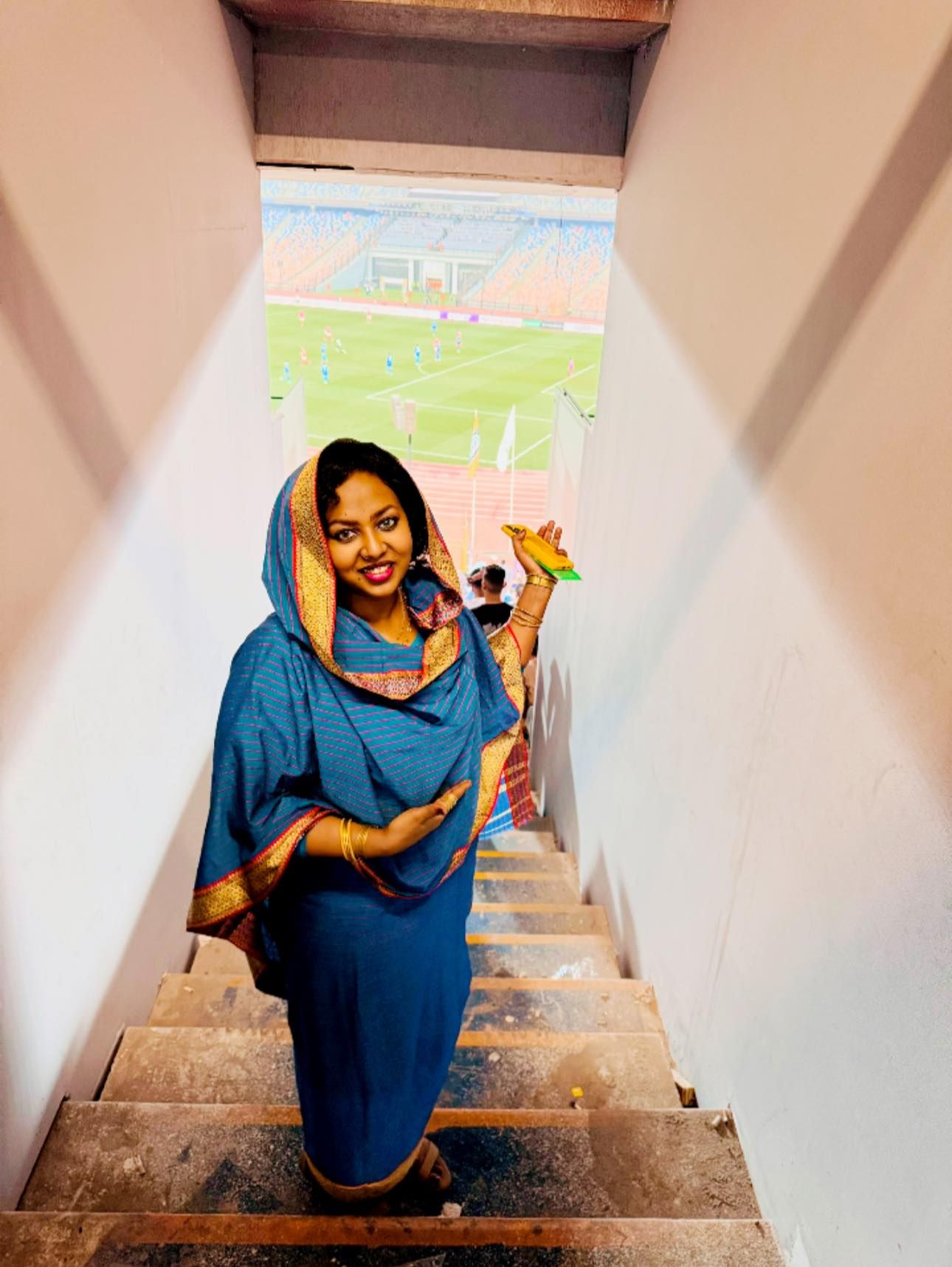 شاهد بالصور.. مذيعة سودانية حسناء تساند وتشجع الهلال أمام الأهلي المصري من داخل إستاد القاهرة