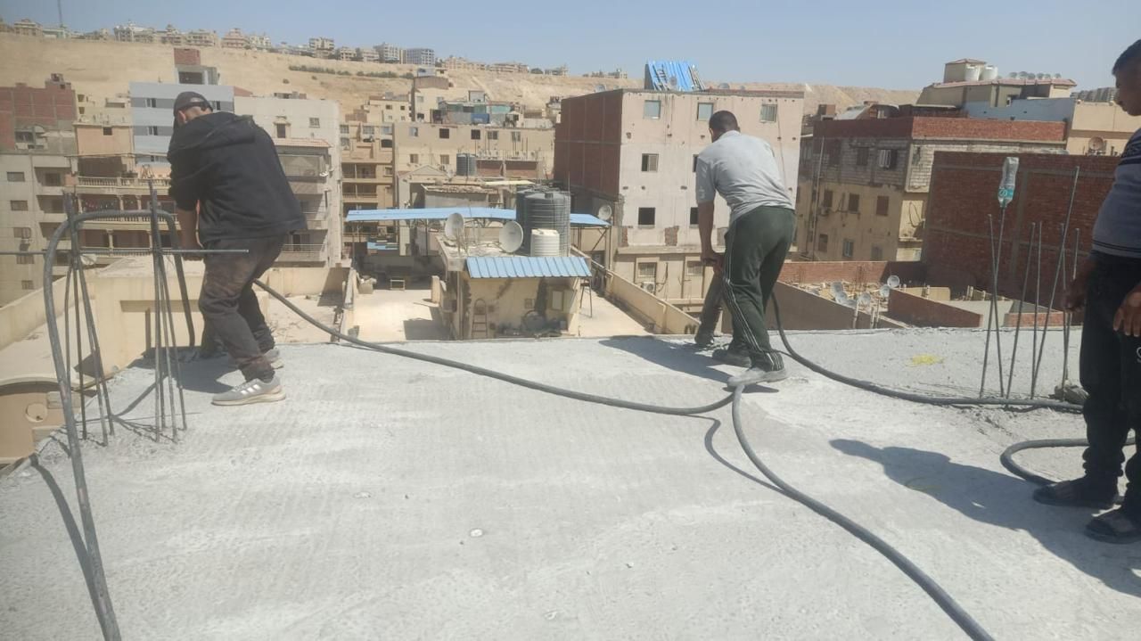 محافظة القاهرة تزيل مخالفات بناء بالمقطم.. صور