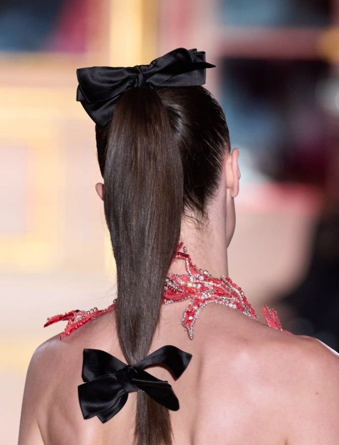 دليلكِ لإطلالة منعشة ومتألقة في ربيع وصيف 2025: صيحات جمالية لا تفوتيها