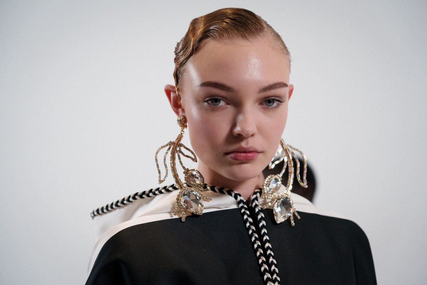 دليلكِ لإطلالة منعشة ومتألقة في ربيع وصيف 2025: صيحات جمالية لا تفوتيها